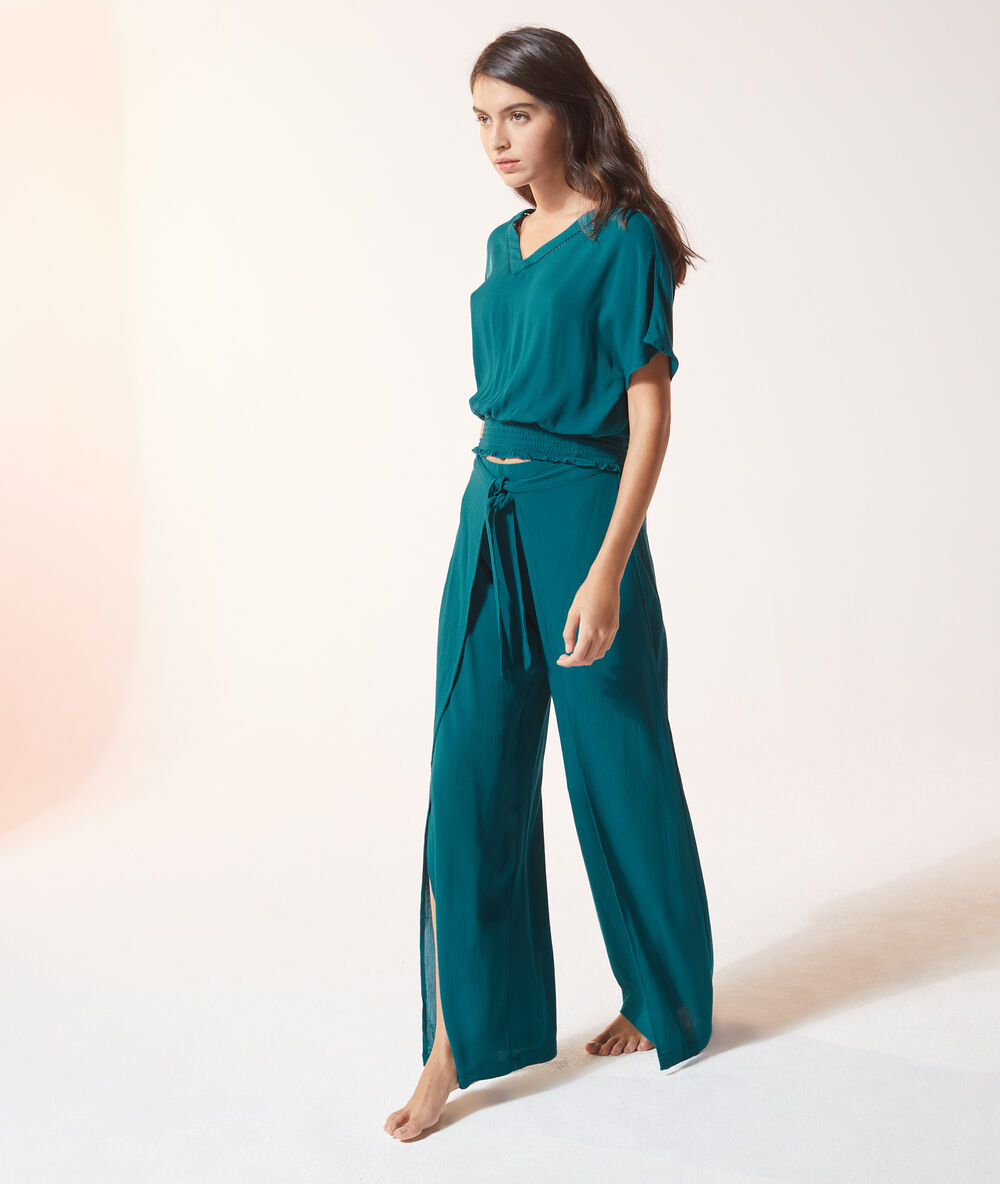 Pantalón con lazada verde.