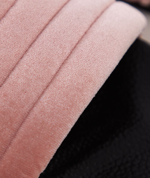 Zapatillas tipo chancla forradas rosa.