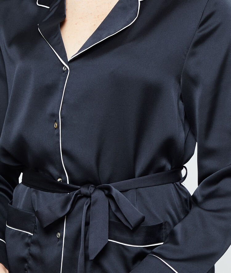 Camisa pijama de satén negro.