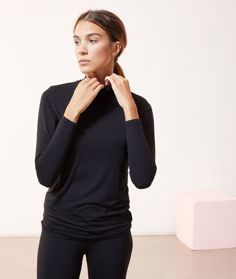Camiseta fina de cuello alto negro.