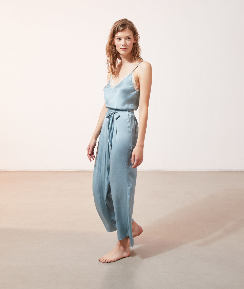 Pantalón con lazada azul verde.