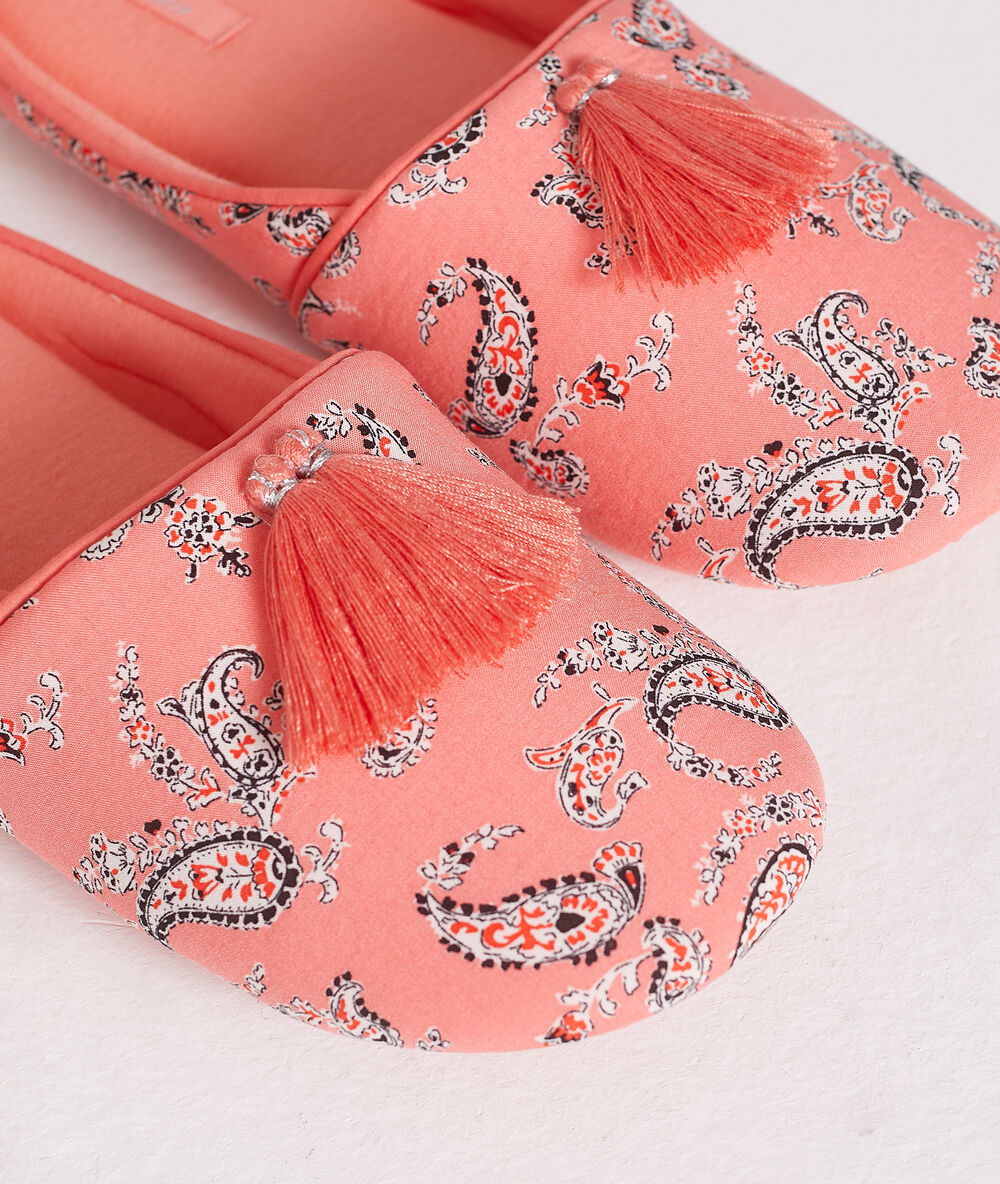 Zapatillas destalonadas estampadas rosa.
