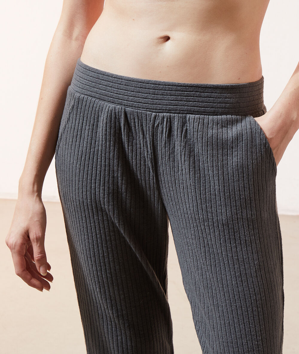 Pantalón canalé caqui.