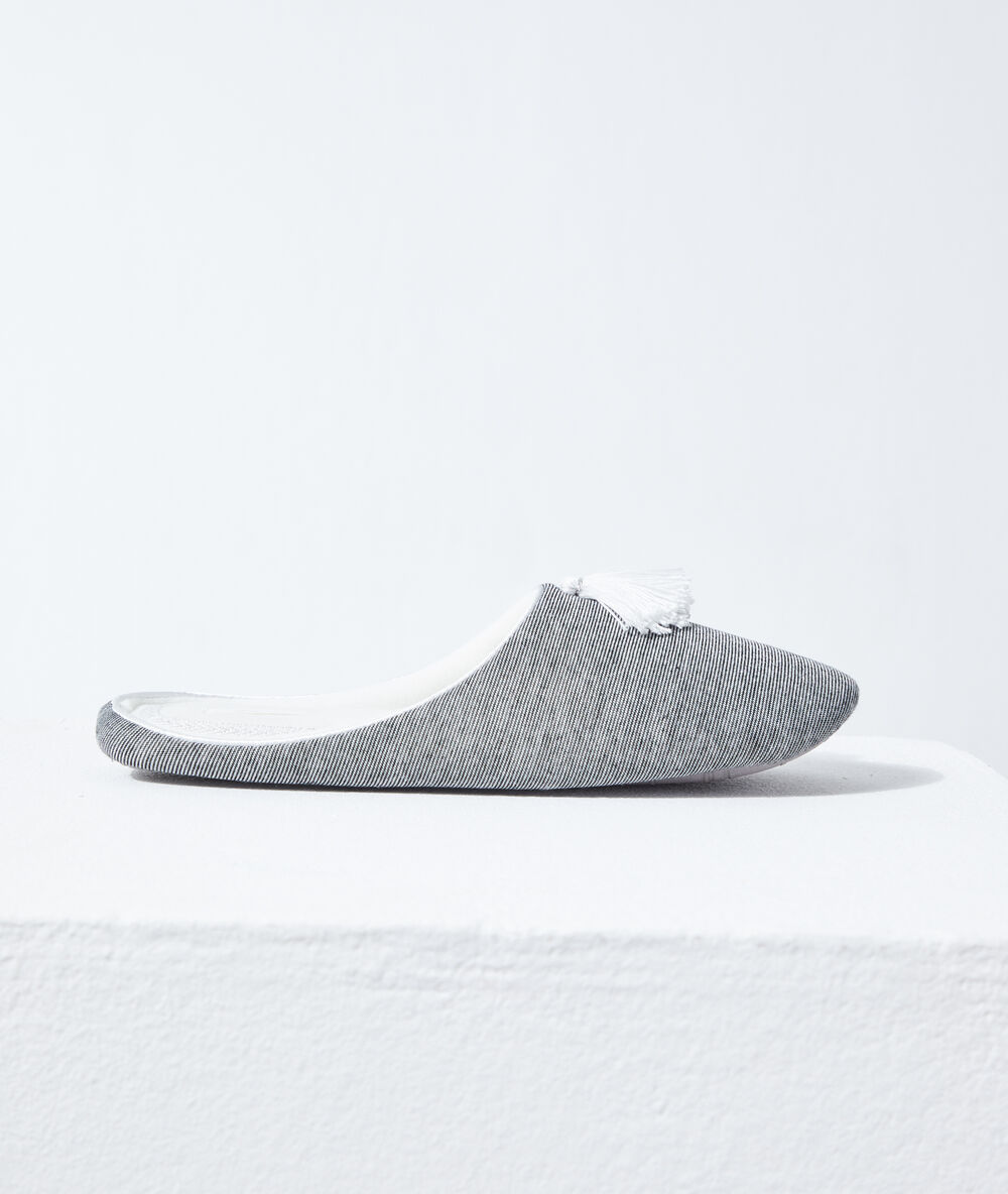 Zapatillas con pompones decorativos c.gris.