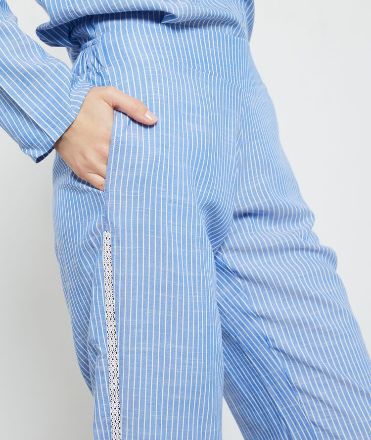 Pantalón estampado de rayas azul.