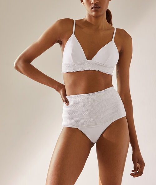 Braguita bikini talle alto con bordados crudo.
