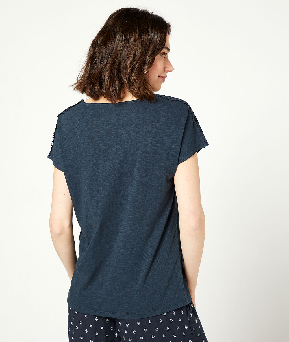 Camiseta motivos de encaje azul marino.