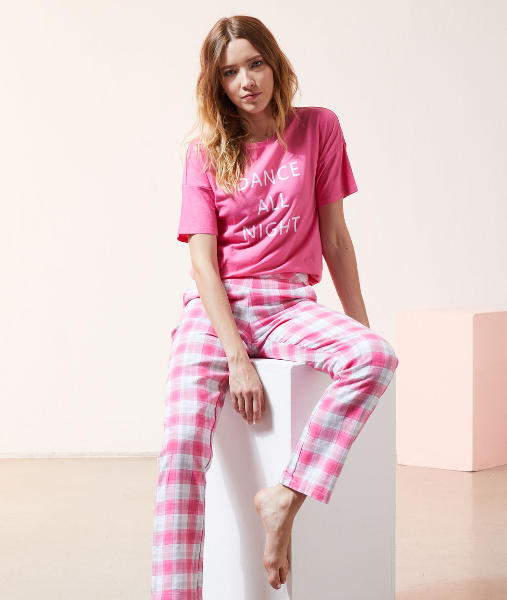 Pantalón estampado de cuadros rosa.
