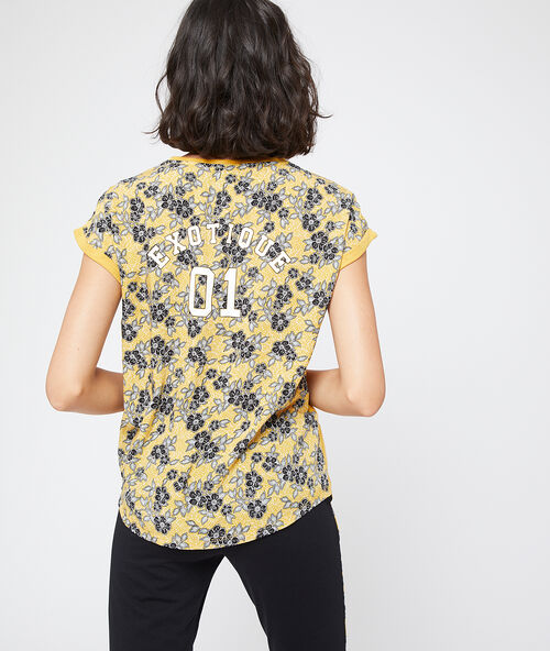 Camiseta con mensaje y estampado floral c.ocre.