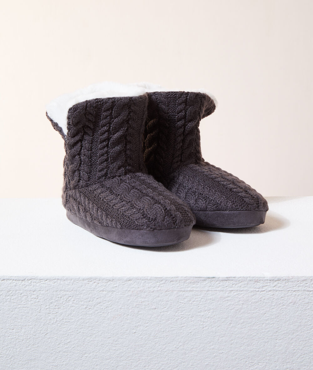 Zapatillas tipo botines con forro interior antracita.