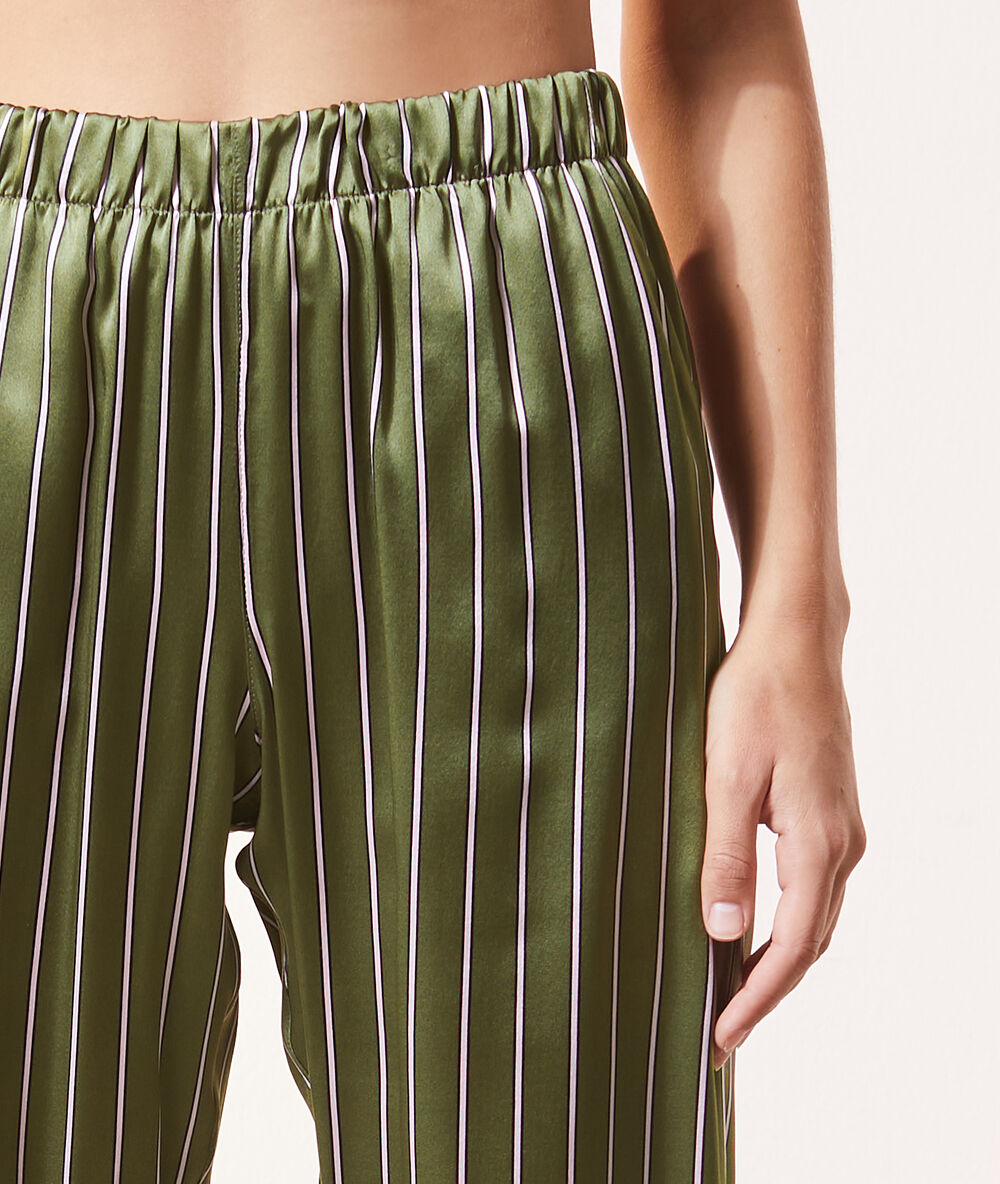 Pantalon de pyjama en soie kaki.