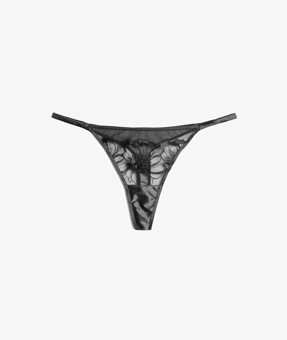 Tanga de encaje negro.