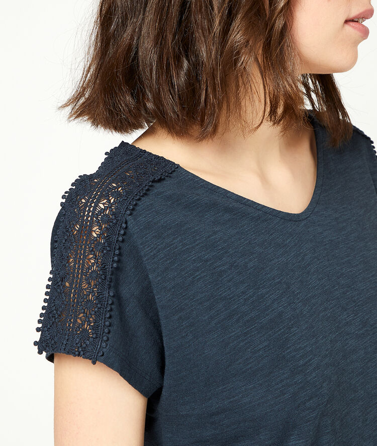 Camiseta motivos de encaje azul marino.