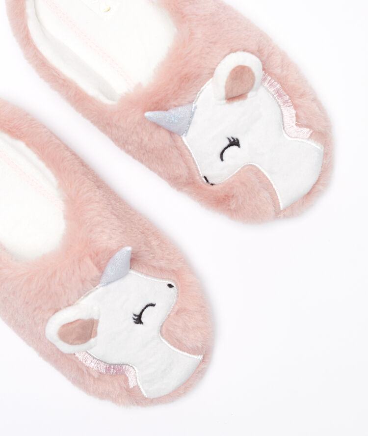 Zapatillas peludas de unicornio rosa.