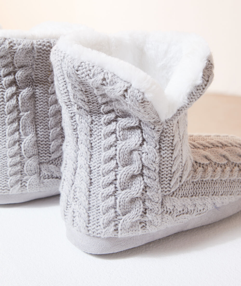 Zapatillas tipo botines con forro interior c.gris claro.