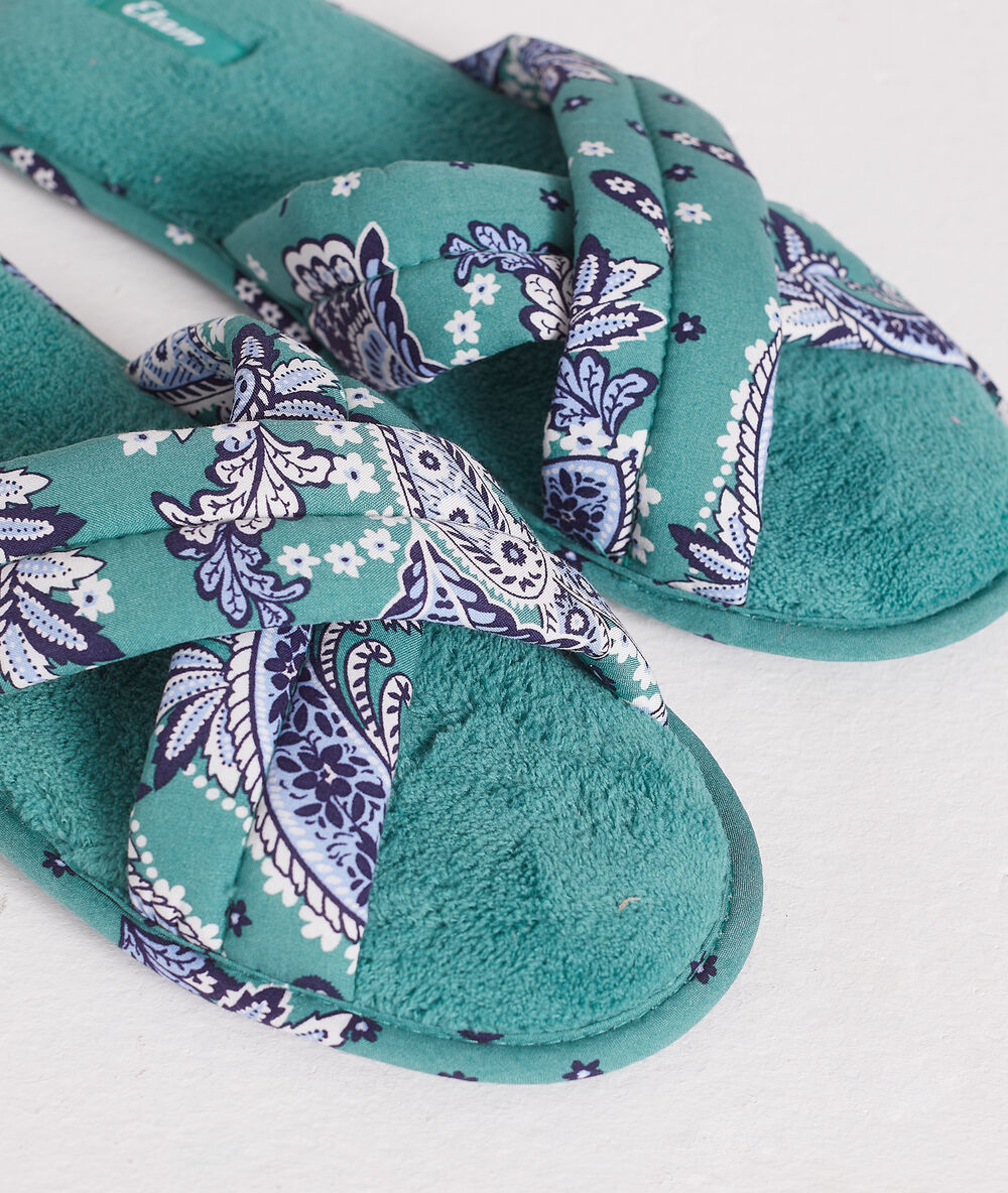 Zapatillas tipo chancla estampadas verde.