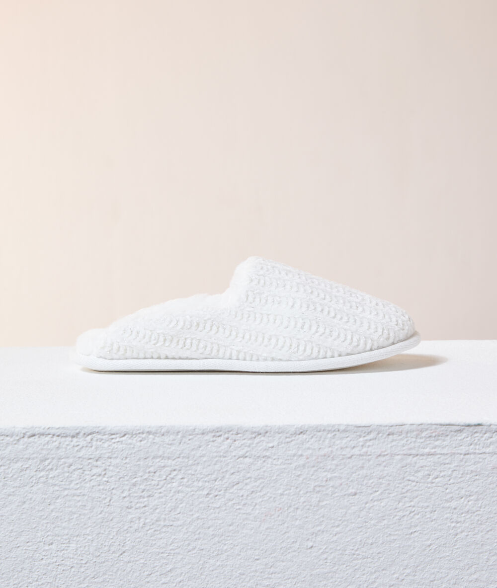 Zapatillas mullidas con forro interior crudo.