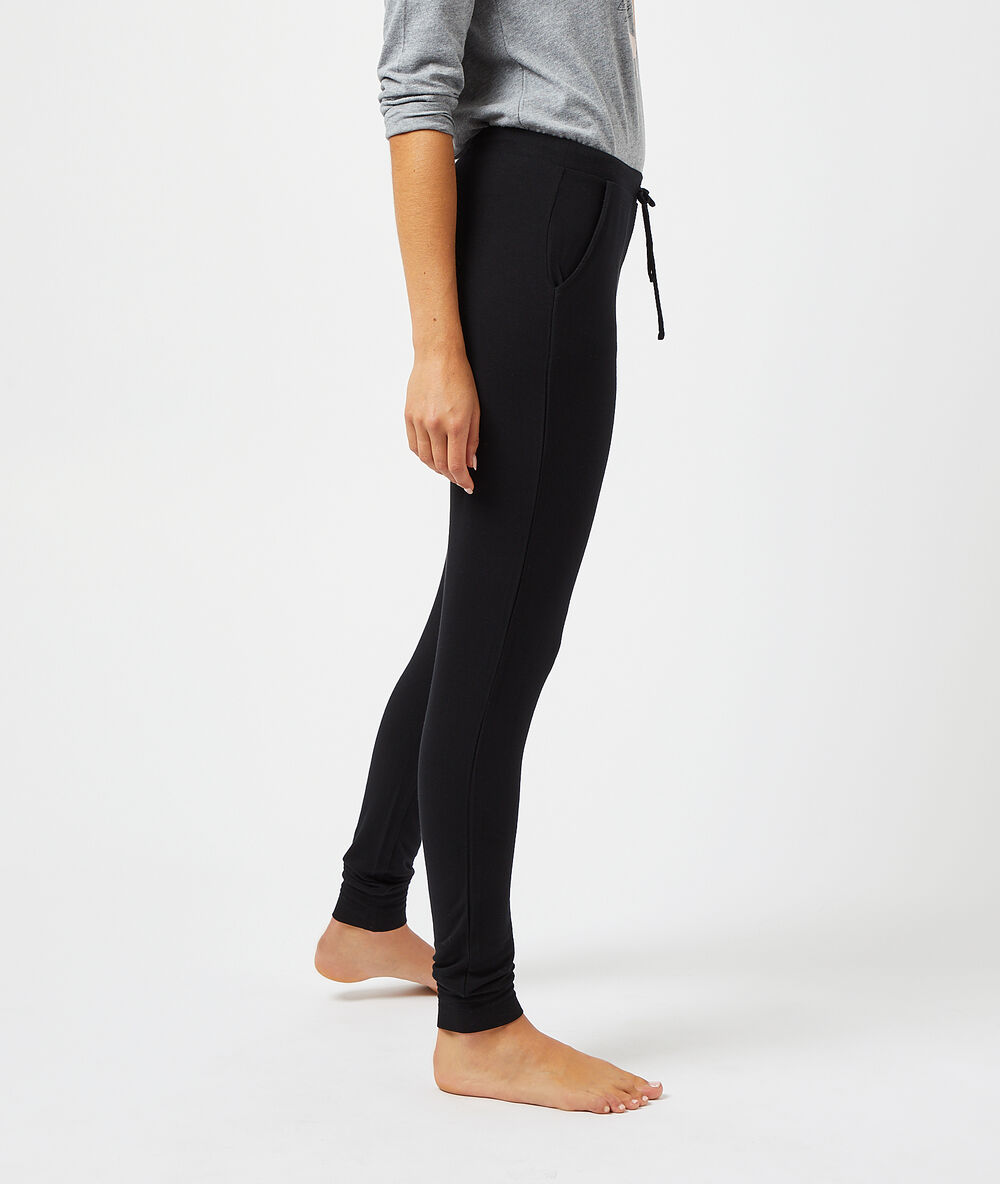 Pantalón largo liso negro.