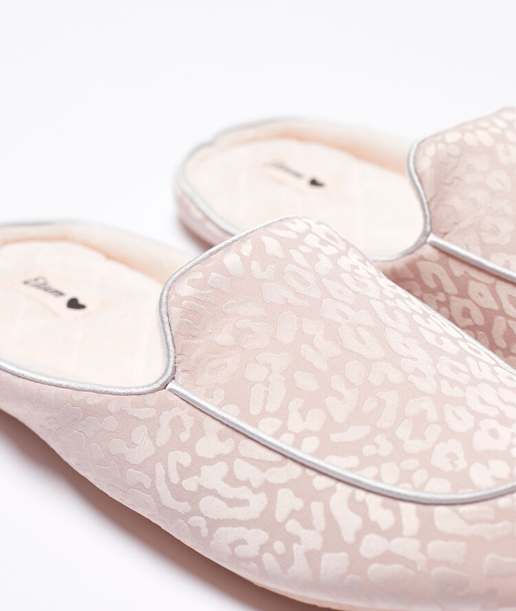 Zapatillas satinadas estampado leopardo rosa.