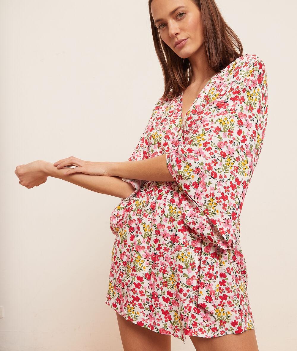 Bata de satén estampado floral crudo.
