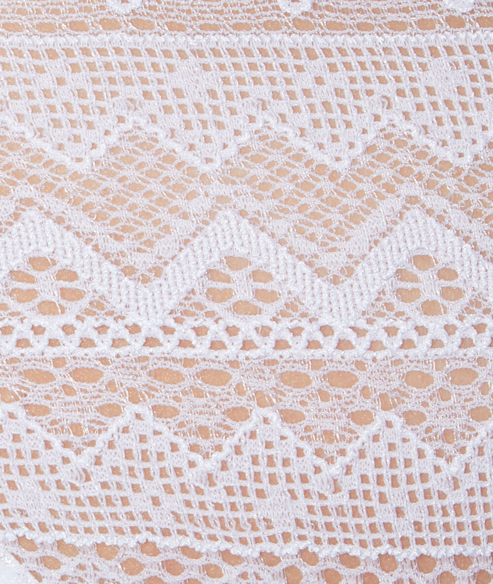 Braguita de encaje blanco.