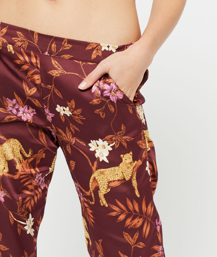 Pantalón pijama estampado leopardo granate.