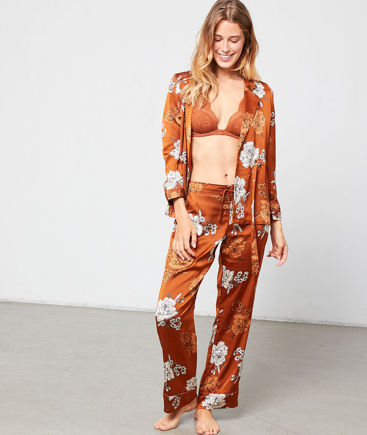 Camisa pijama satén estampado floral marrón.