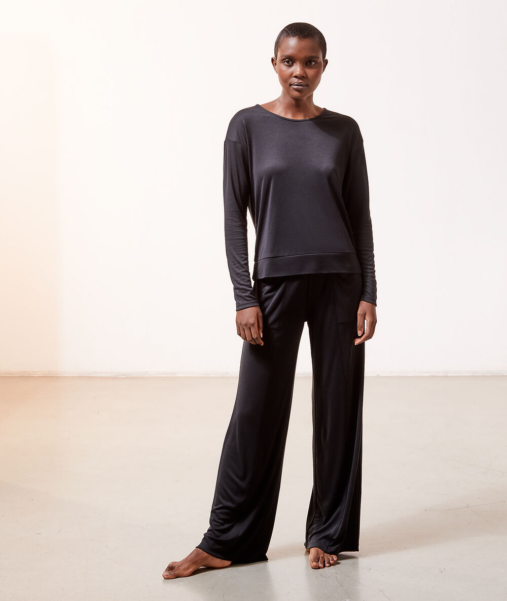 Pantalón con bolsillos negro.
