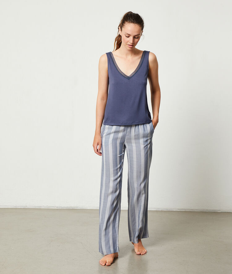 Top liso con motivos de encaje azul.