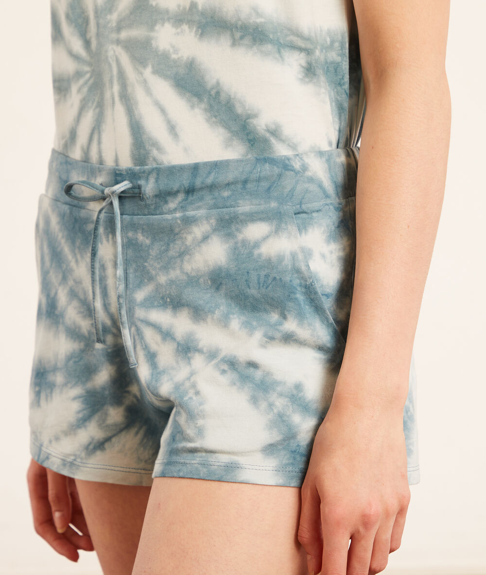 Pantalón corto estampado tie-dye azul.