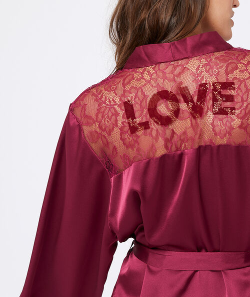 Kimono de sat&eacute;n y encaje mensaje 'love' burdeos.