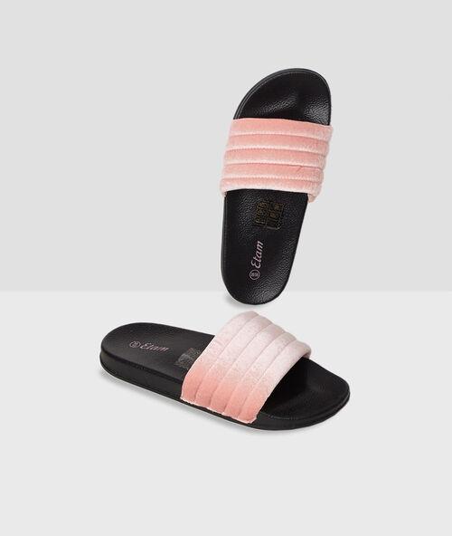 Zapatillas tipo chancla forradas rosa.