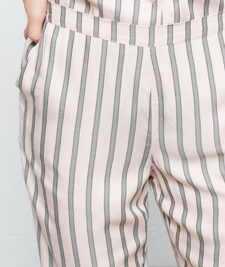 Pantalón de satén estampado de rayas rosa.