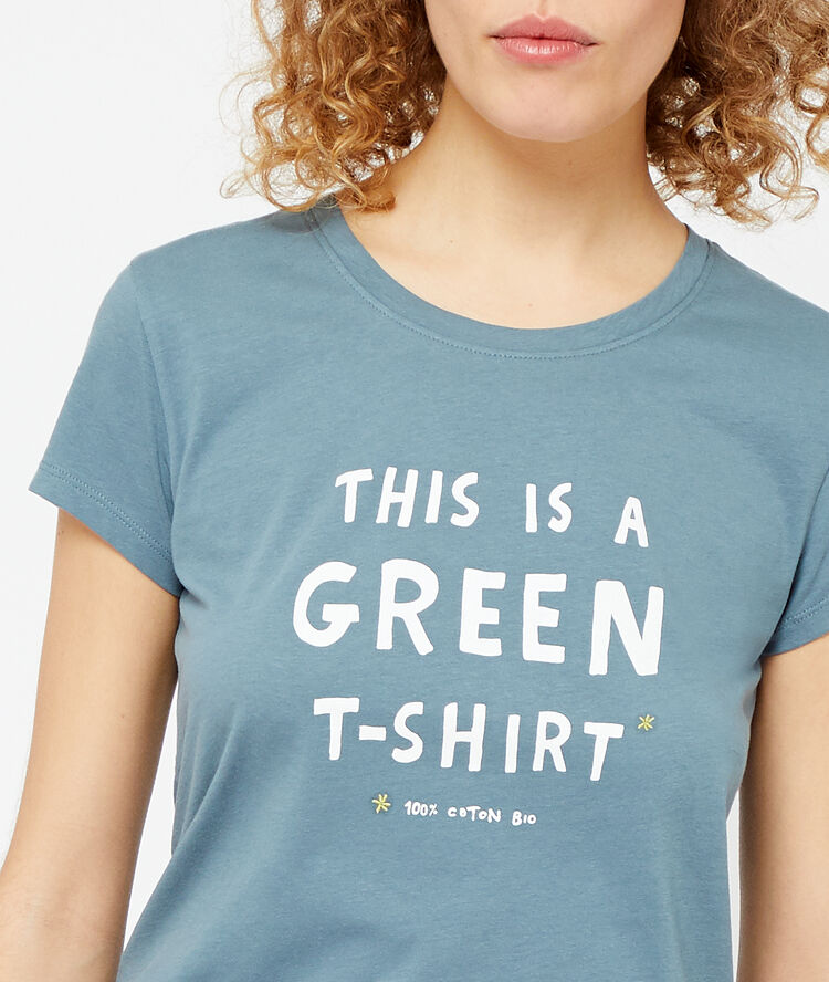 Camiseta 'this is a green t-shirt' azul.