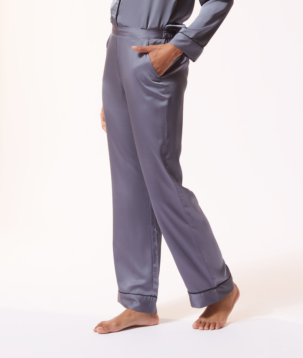 Pantalón pijama de satén azul.