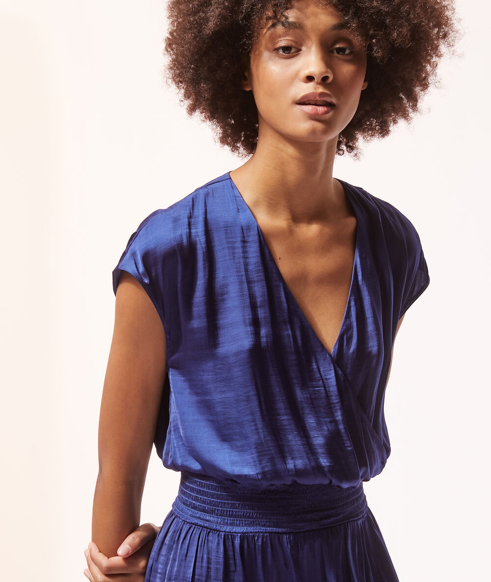 Chemise de nuit cache-cœur bleu vif.