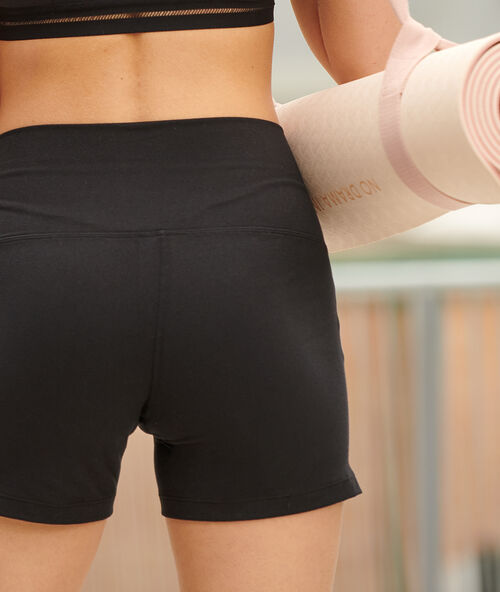Pantalón corto yoga negro.