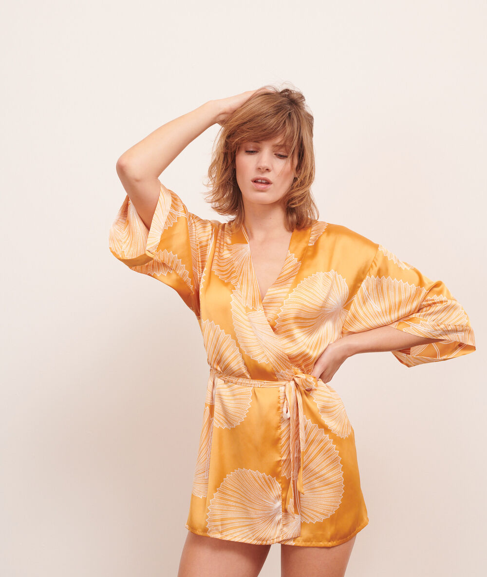 Bata kimono estampado hojas amarillo.