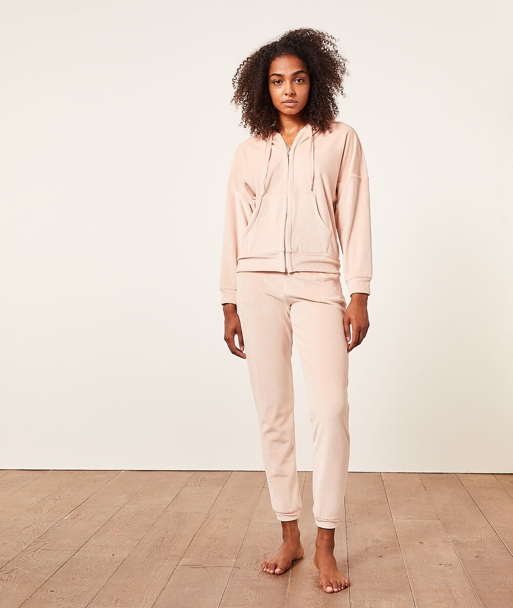 Pantalón jogger de terciopelo rosa pálido.