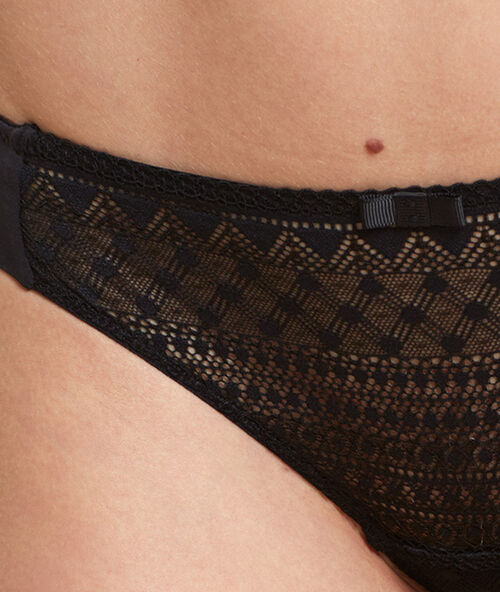 Tanga de encaje gráfico negro.