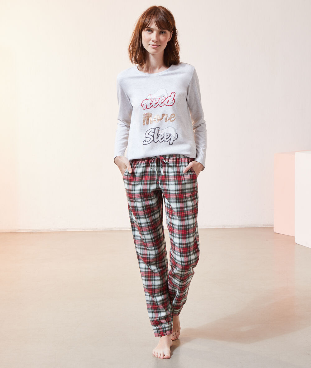 Pijama 3 piezas 'need more sleep' rojo.
