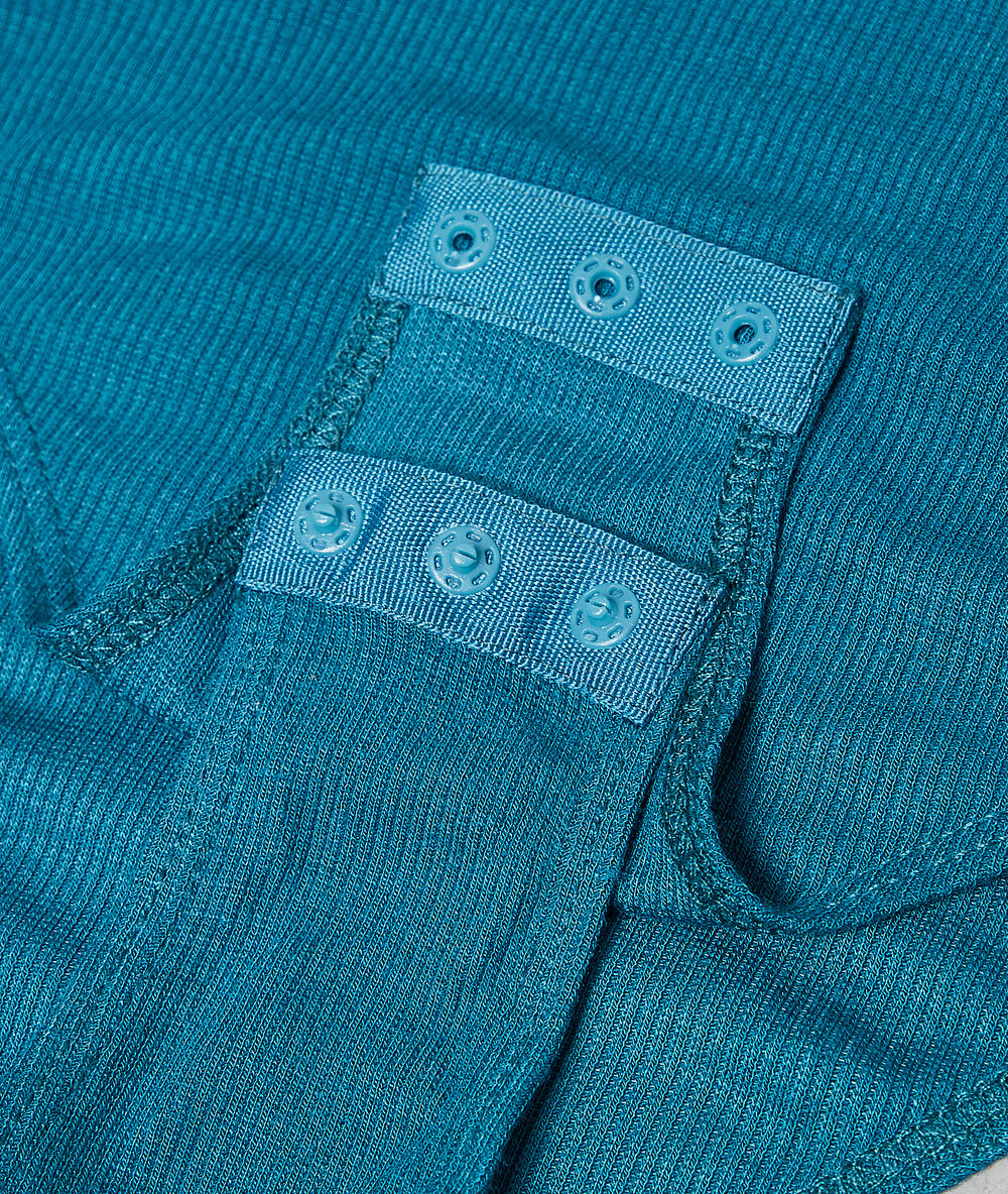 Body de viscosa con motivos de guipur azul.
