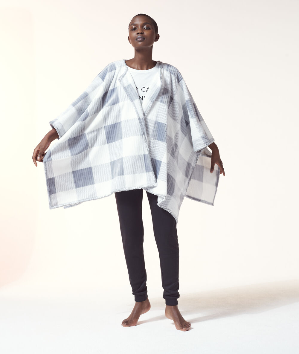 Veste polaire large à carreaux gris.