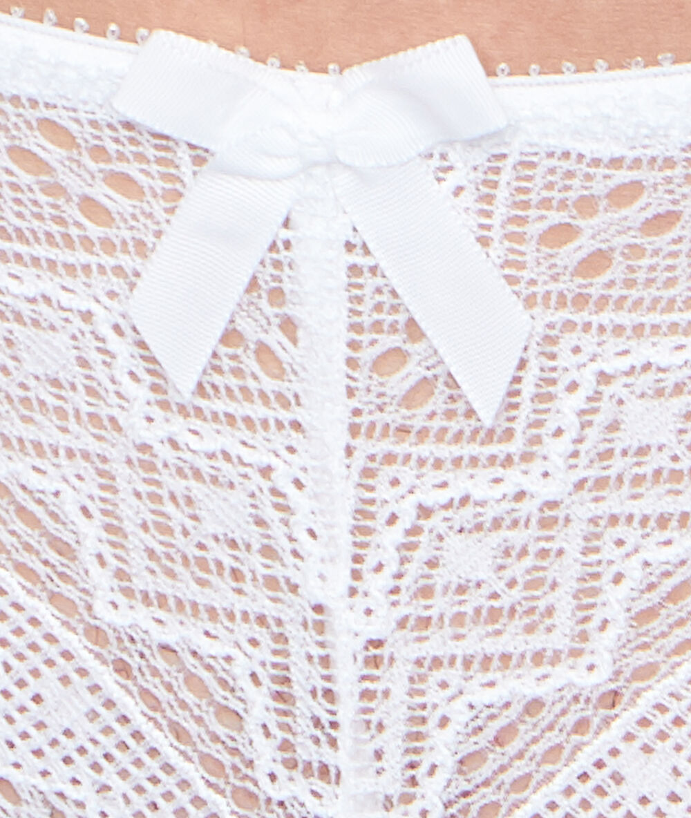Tanga de encaje blanco.