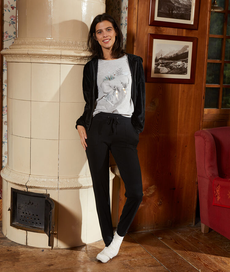 Chaqueta con capucha tejido suave negro.
