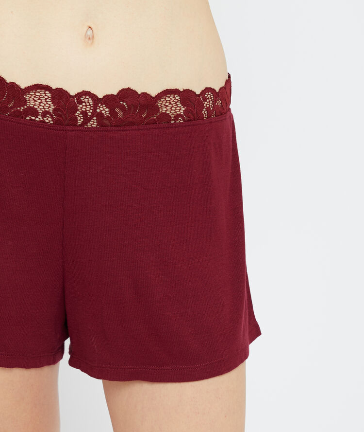 Pantalón corto de viscosa y encaje granate.
