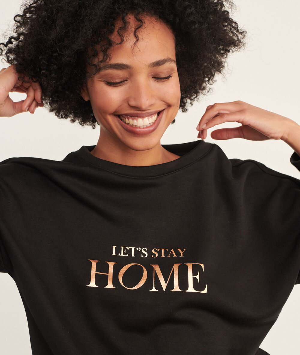 Sudadera con mensaje negro.