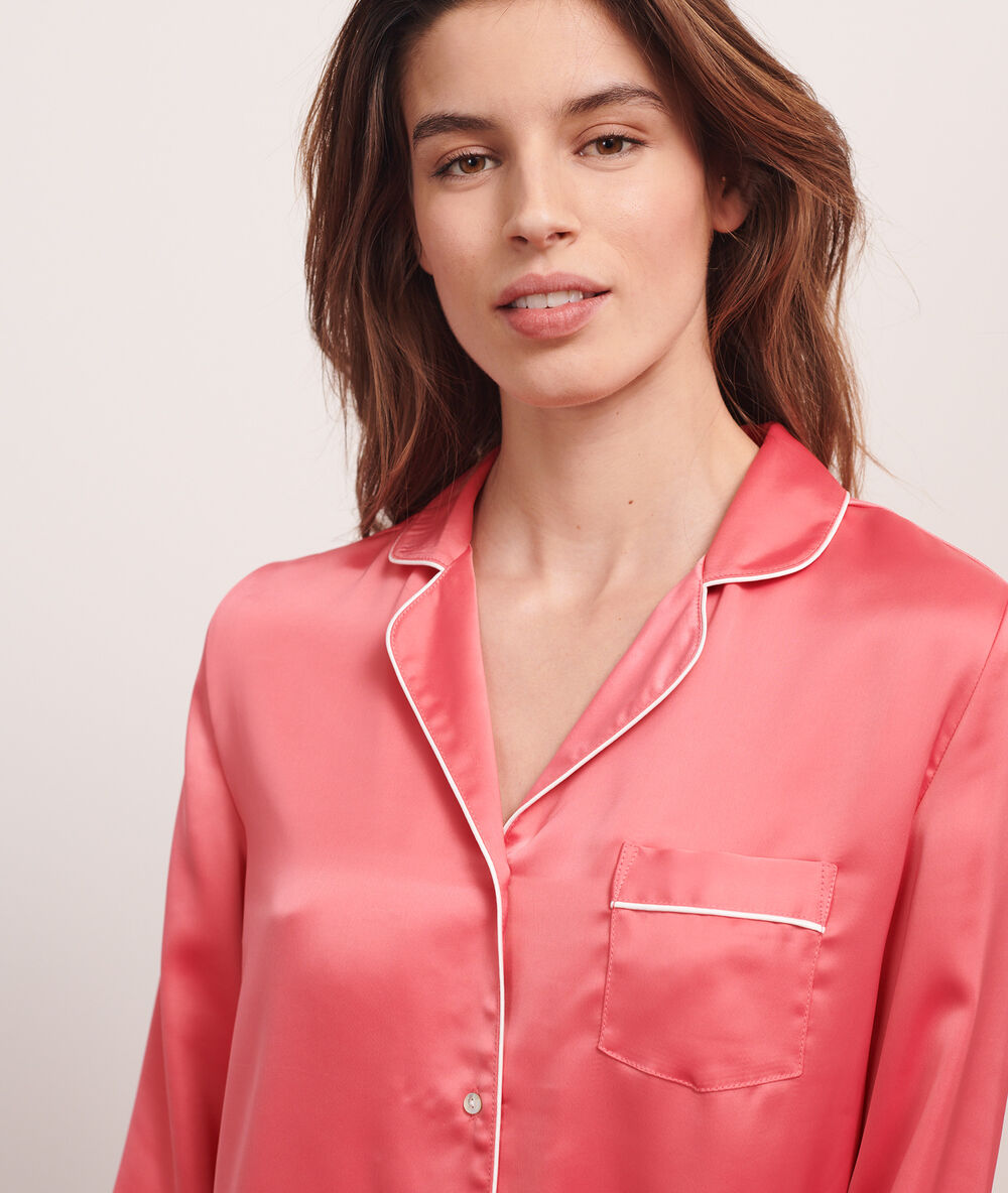 Camisa pijama de satén coral.
