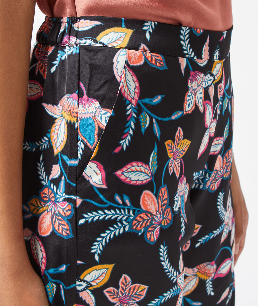 Pantalón de satén estampado negro.