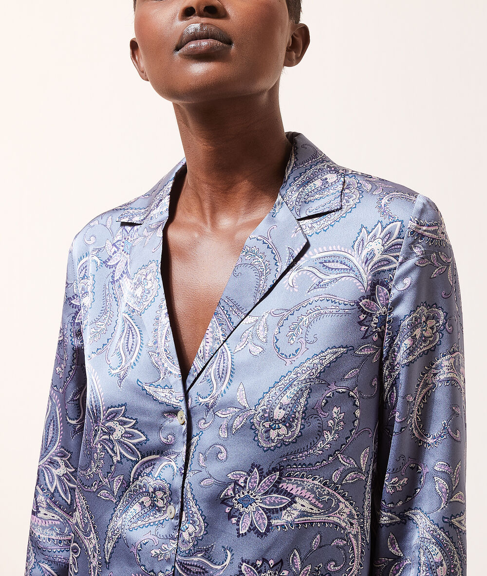 Chemise satinée imprimé fleuri bleu.